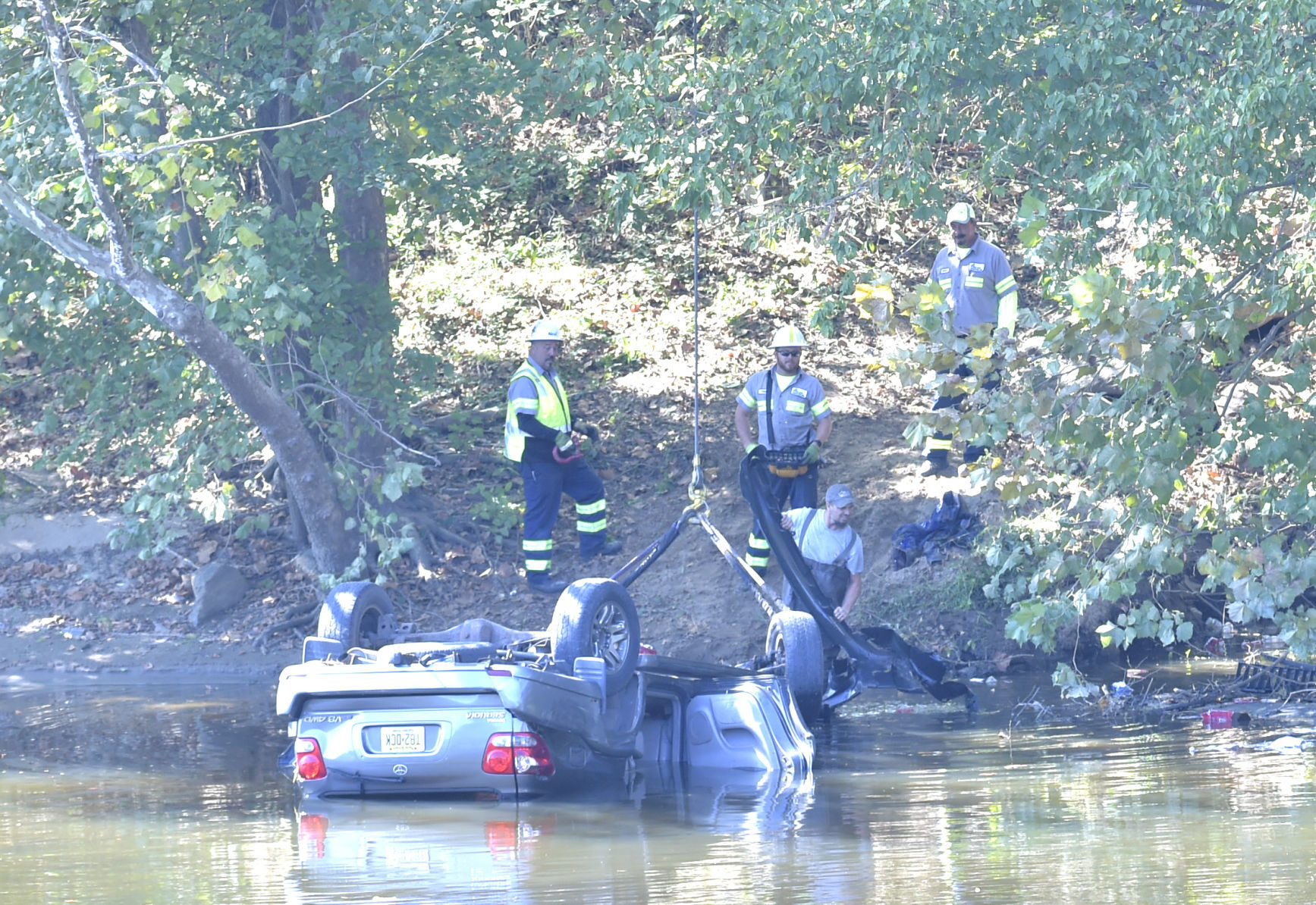 Vehicle in James River 02